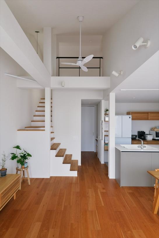 既存のロフトを減築し、リビングの上部に吹抜けを設けることで、広くて明るいリビングを実現しました。