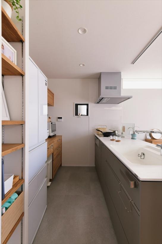 キッチン背面にたっぷり収納を設けたことで、調理器具や食材がすっきり片付き、作業スペースも広く使えます。毎日の料理がスムーズになり、キッチン全体が使いやすく便利になりました。