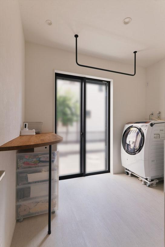 南側に広々としたランドリー兼洗面脱衣室を設け、効率の良い洗濯動線を実現しました。共働きで家事や育児に忙しい毎日をしっかりサポートします。
