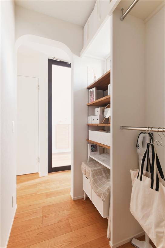 1階の玄関まわりに十分な収納スペースを設けることで、散らかりにくく、いつもすっきりとした暮らしを保てます。