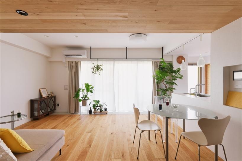 バルコニー越しに見える緑道の眺めが魅力の物件でしたが、採光不足を心配されていました。玄関からリビングまで光が抜ける設計と最小限の間仕切りで、明るく心地よい住まいになりました。