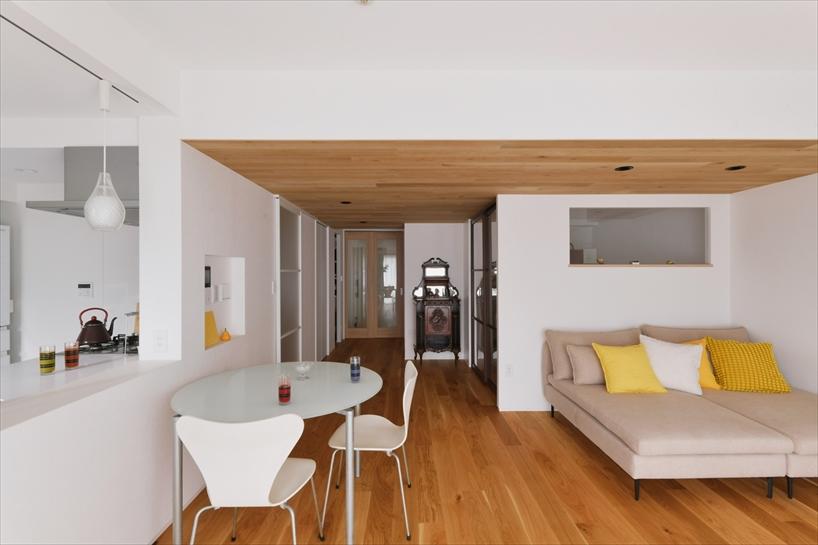 インテリアはイエローをテーマカラーに、玄関からリビングまで光がすっと通り抜ける設計に。