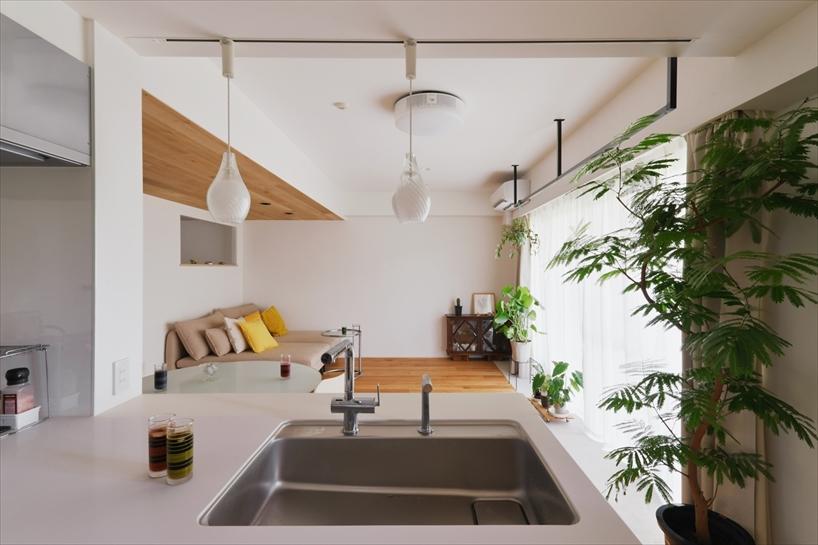 以前は独立していたキッチンを、明るく開放的な対面式にリフォームしました。