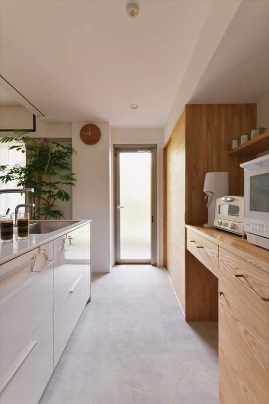 ご親族と一緒にお料理できるゆとりある通路幅と、たっぷりの収納を備え、楽しいひとときを過ごせる空間になっています。