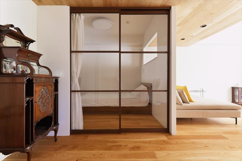 2つの居室は縮小しながらも、室内窓で光の通り道を確保し、通路幅も十分にとっています。各個室にも光を取り込み、コンパクトながら機能的にしたいというご希望に沿いました。