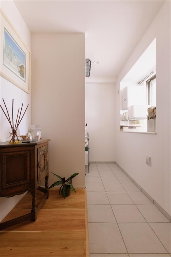 将来、車椅子になっても広い土間で出入りしやすく、高めに設置したコンセントで使いやすくするなど、一見「老後のため」とは感じさせない工夫で、長く自立して快適に暮らせる住まいにしています。