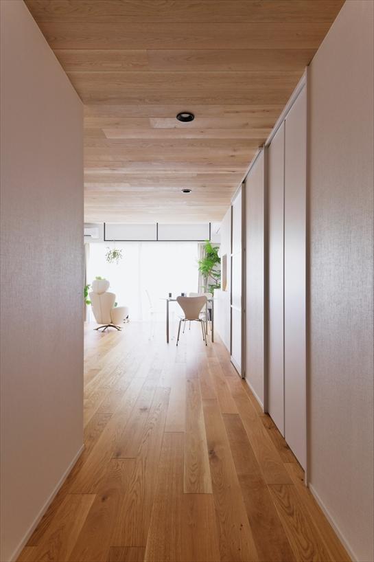 玄関を開けると、間口の広いホールからバルコニー越しの桜の梢まで、思わず見惚れる景色が広がります。室内窓で光を通し、ゆったりした通路幅も設けているのがN様邸の魅力です。