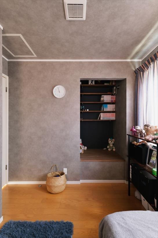 漫画好きの妹さんの個室には、階段室を活かしたヌックを。お気に入りの本が並ぶ心地のよい空間の中で、読書タイムを楽しめます。