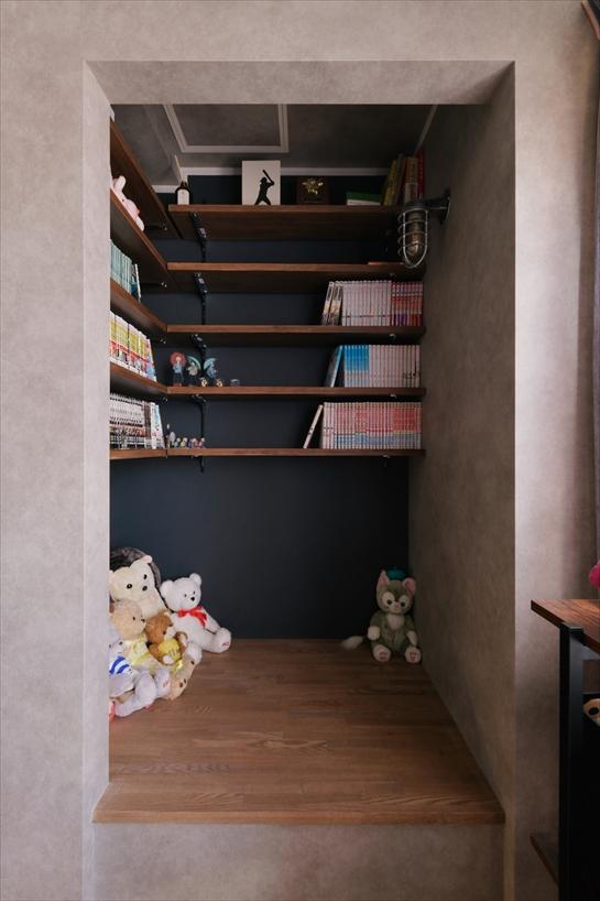 収納を確保するためにヌックの中に設けた棚には、漫画のほかにも小物を飾ったりぬぐるみを置いたりと、飾り棚としても◎