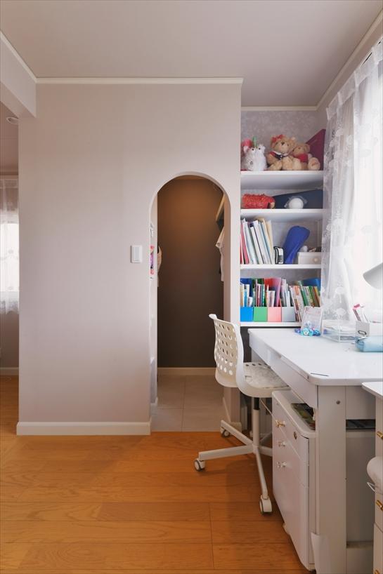 お洋服好きなお姉さんのお部屋にはWICを造作。アーチ開口の入り口が、お部屋のアクセントになっています。