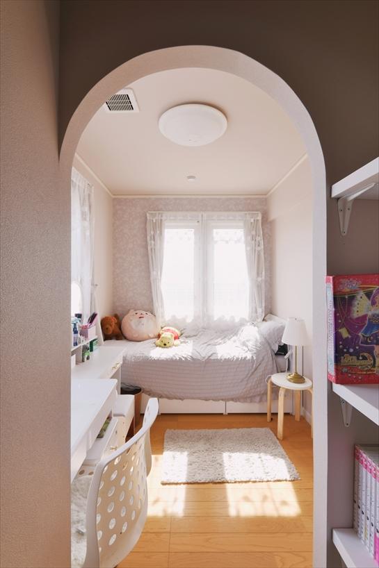 妹さんのお部屋とは対照的に、エレガントな雰囲気のクロスやカーテンを選ばれました。それぞれの個性が空間に心地よく表れ、どちらも自分らしく過ごせるお部屋になっています。