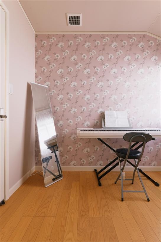 花柄のアクセントクロスが可愛らしい印象に。まだ築12年でキレイな床は、既存を利用しています。