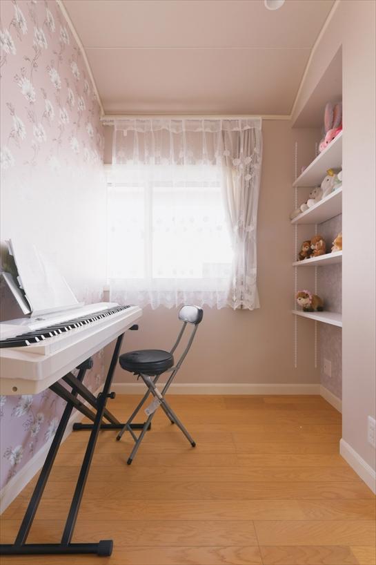 動かせないパイプスペースのくぼみを活かし、デッドスペースになりがちな部分を壁面収納として便利に使えるようにしました。