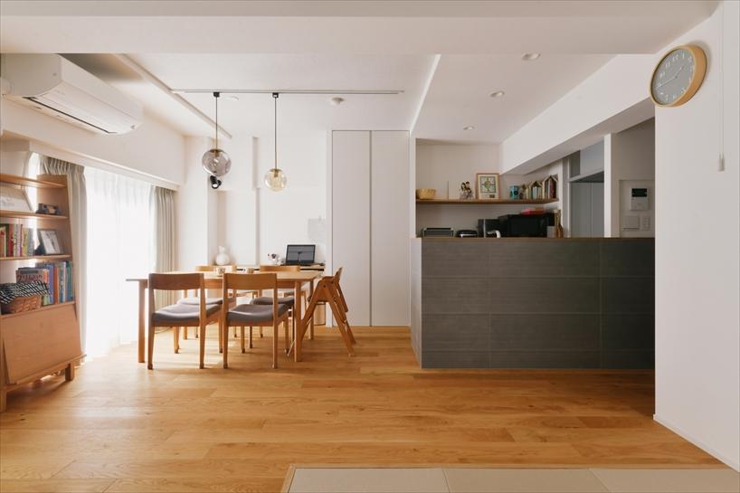 リビングに採り入れた木のぬくもりが、家族のあたたかな暮らしを引き立てるとともに、全ての部屋に設置した温水式床暖房が快適な温熱環境を生み出しています。