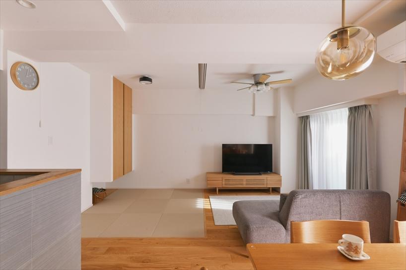 モダンで落ち着いた雰囲気のリビング・ダイニングに、和の要素を取り入れ、心地よさを感じられる空間に仕上げました。