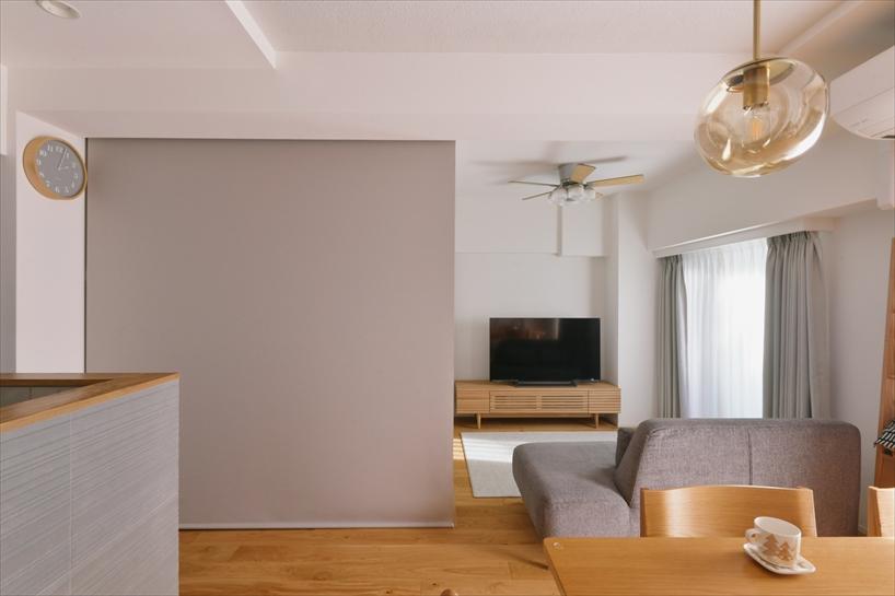 ご夫妻の寝室はリビングの一角に設けた畳スペースで、就寝時だけロールスクリーンで仕切り、日中はオープンにして広々と使えるようにしています。