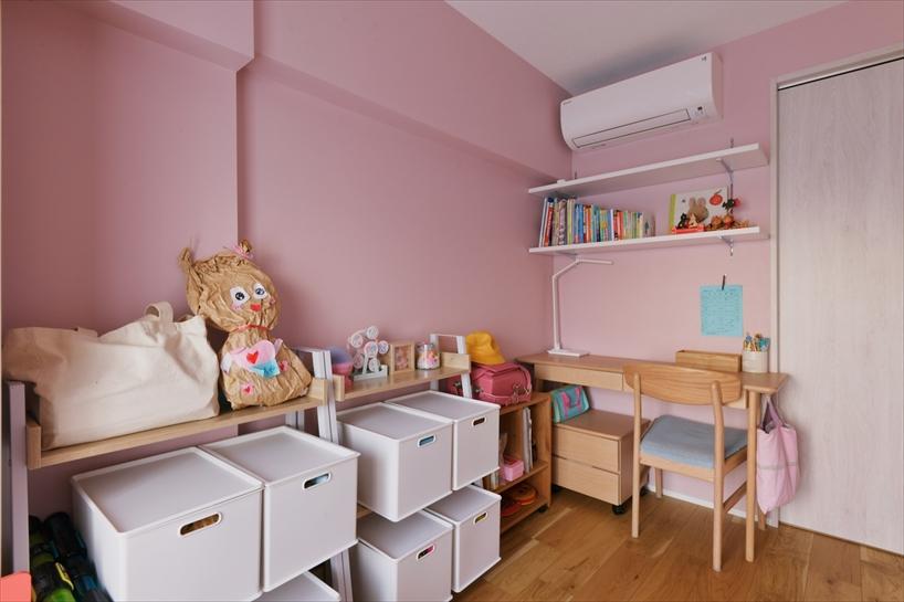 お子様の成長に合わせ、2つの洋室はそれぞれベッドとデスクが置ける広さの子ども部屋に。