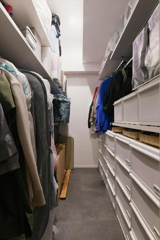 ウォークインクローゼットを設け、収納量が大幅に増加。大人と子どもで使い分けたり、季節ごとに衣類を入れ替えたりと、フレキシブルに活用できます。