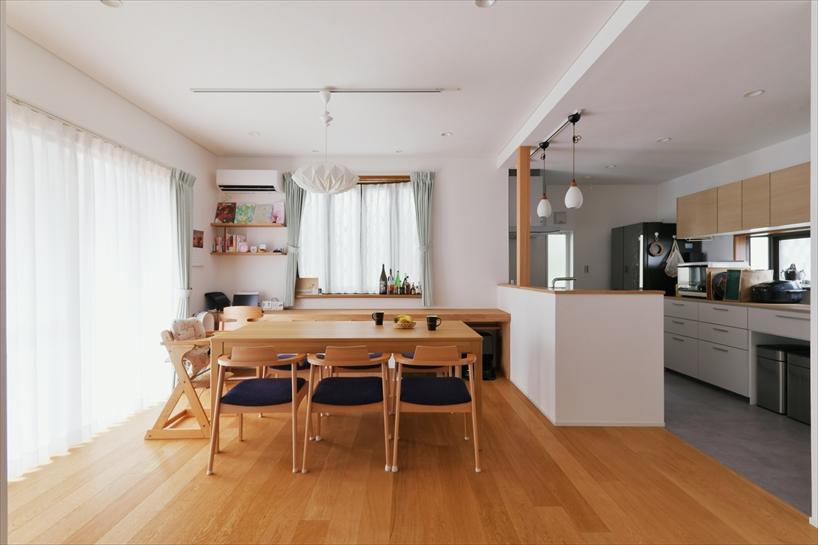 ダイニングには、出窓に向けてデスクカウンターを造作。大人がワークスペースとして使えるのはもちろん、お子様がお勉強するスペースとしても活用できます。