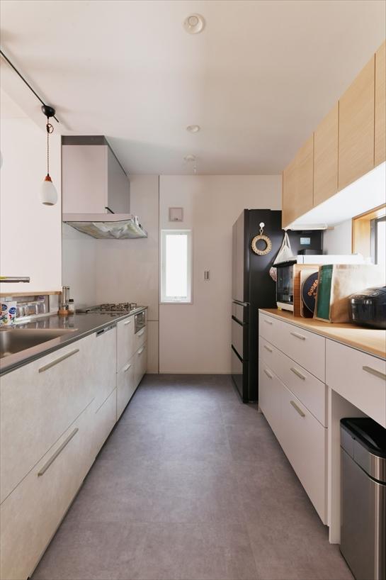 壁づけだったキッチンは対面式に変更し、リビングにいるお子様を見守りやすいレイアウトにしました。