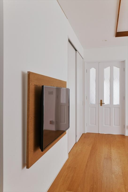 リビングでは空間を広く使える壁かけテレビを採用しました。