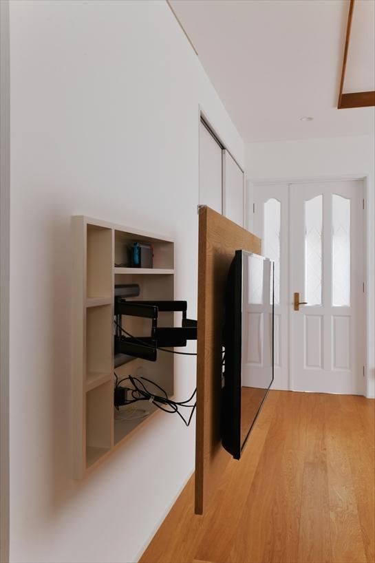 壁かけテレビのポイントは、裏側に設けた隠し収納。K様がSNSで知ったアイデアを取り入れ、DVDやプレーヤーなどテレビまわりをすっきり整理。生活感を抑えつつ、使い勝手にも配慮しています。