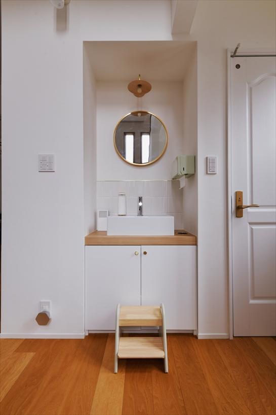 玄関ホールには新たに手洗いスペースを設け、帰宅後すぐに手が洗えるようにしました。ゲストにも気軽にお使いいただけます。