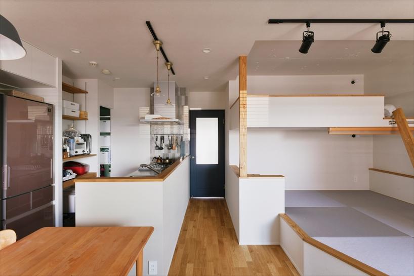 K様邸のリノベーションのシンボルともいえるのが、リビングの小上がりとロフトです。畳部分には掘りごたつのように足を下ろせるデスクカウンターを造作し、ご夫妻の寝室兼書斎として活用しています。