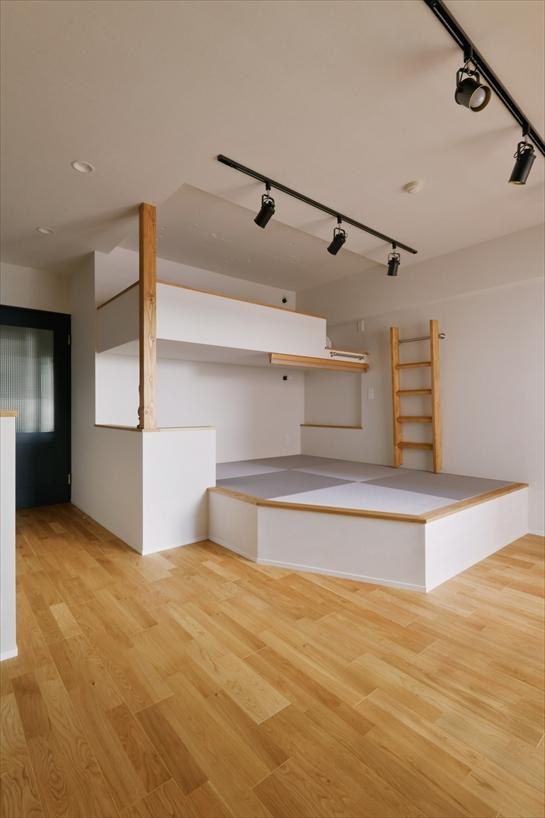 畳スペースを広めに確保しているため、昼間はソファ代わりにくつろいだり、横になって過ごしたりと多目的に活用。来客にも好評で、お子様の友人がロフトで寝たり、デスクで宿題をしたりと、自由に使われています。平米数自体は変えず、3層構成の工夫により、ゆったりと過ごせる住まいとなりました。