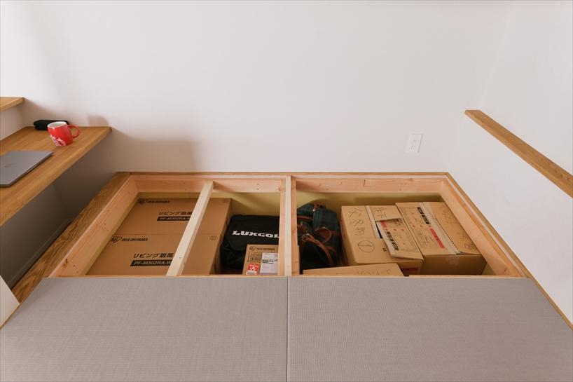 畳スペースの下部には収納を設け、リビングまわりの物をすっきりと収められるようにしました。くつろぎの場として使いながら、収納量も確保しています。