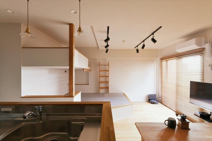 キッチンからはリビング全体を見渡せる配置とし、畳スペースやロフトで過ごす家族の様子にも目が届く、安心感のある間取りとしています。