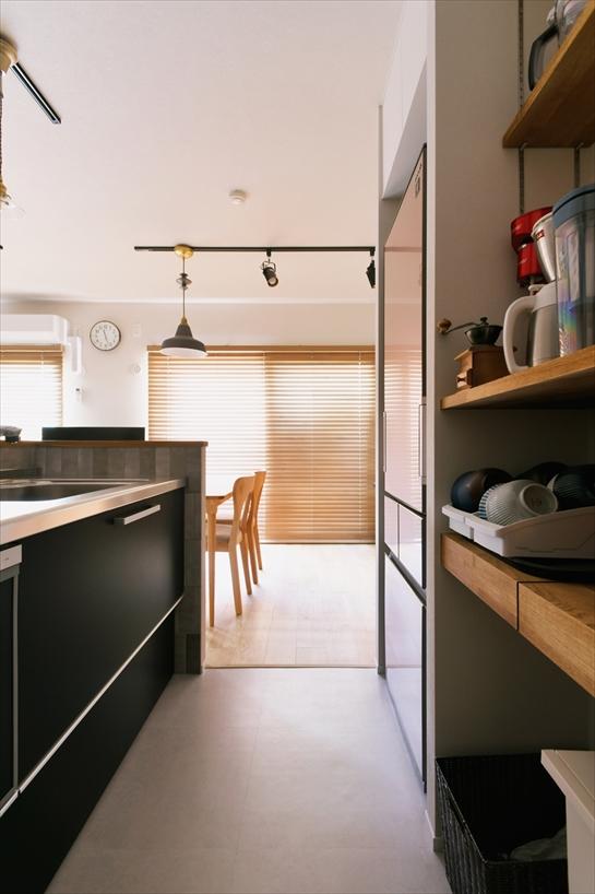 キッチンは使いやすさに配慮した設計とし、収納もたっぷり確保しています。