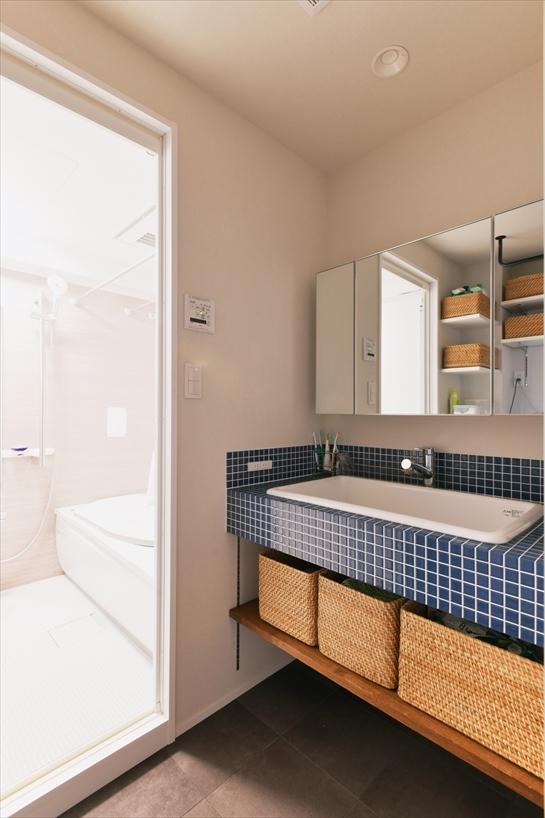 造作した洗面は、タイルのかわいらしさが印象的で、収納もすっきりとまとめています。