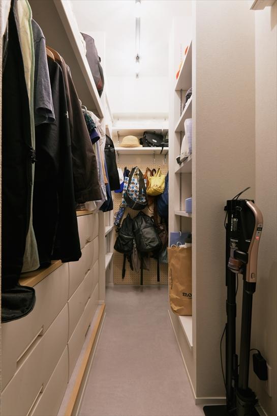 玄関側の2室をお子様それぞれの個室とするため、元キッチンの空間を活用してWICを設けました。