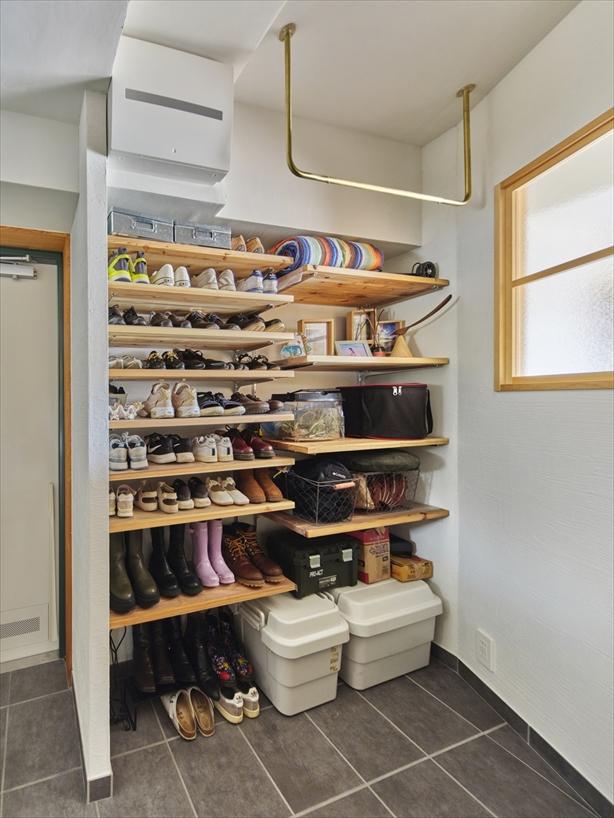 娘さんとお母さまは、玄関の姿見でファッションショーを楽しむこともあるそう。リノベーション後は土間がランウェイのような存在になりました。寝室の室内窓からお父さまがその様子を眺めるのも、ご家族の楽しみのひとつ。微笑ましい日常が生まれています。