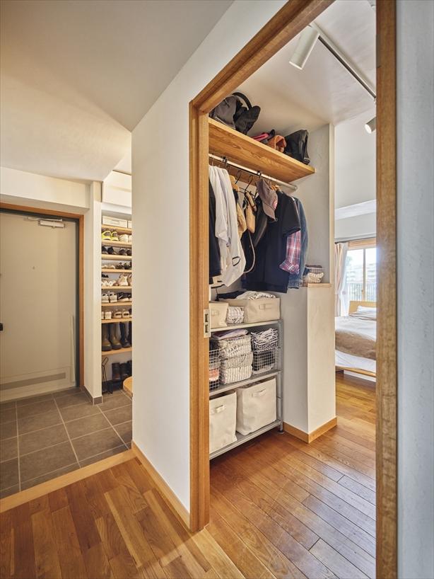 オープンなクローゼットを造作し、出し入れしやすく使い勝手のよい収納を実現しました。扉がないため衣類や小物をひと目で確認でき、日々の身支度もスムーズに。見た目もすっきりと整い、機能性とデザイン性を両立しています。