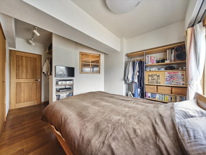 寝室と玄関土間を仕切る壁は、斜めに計画して圧迫感を軽減。さらに室内窓を設け、光と気配がやわらかく伝わるようにしました。既存のクローゼットやお手持ちの家具も生かし、無理のないレイアウトに整えています。