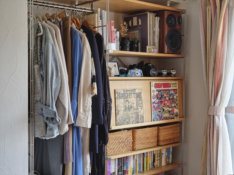 オープンなクローゼットは、衣類や小物を整理しやすい仕様に仕上げました。
既存収納とあわせて使うことで、見た目はすっきりと整えながら、ゆとりある収納量を確保しています。