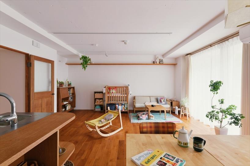 配管を整理して空間に張り出していたパイプスペースをフラットに。見た目がスッキリするだけでなく、空間の広がりを感じられるようになりました。