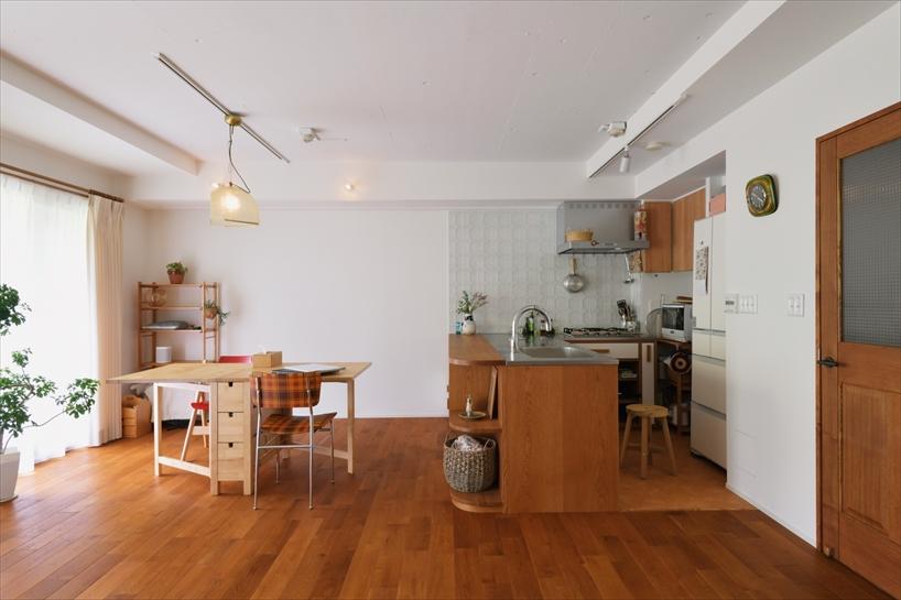 ナチュラルな木の質感がお好きで、木製の家具と調和するインテリアに仕上がりました。また、キッチンはフルフラットとし、すっきりとした印象になりました。