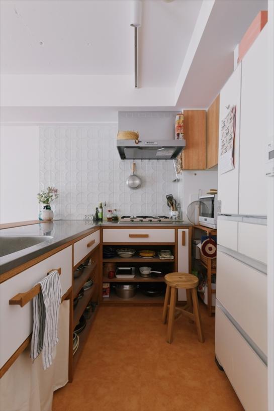 独立していたキッチンスペースは仕切り壁や吊り戸棚を撤去してオープンスタイルに。特にこだわられたフルフラットのキッチンは、SNSから参考イメージを共有。オーダーキッチンと造作家具を組み合わせたオリジナルでイメージ通りに仕上げました。