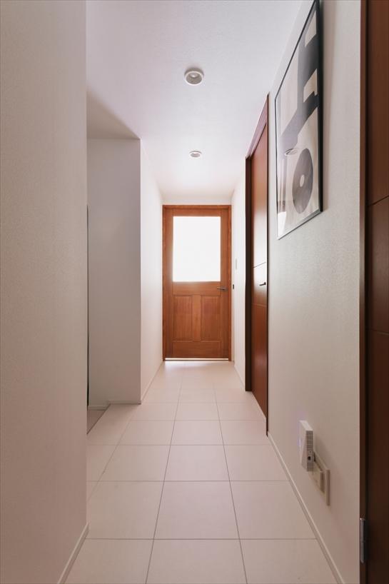 玄関の土間からホール・廊下まで同じフロアタイルを用いたことも、広く見せる視覚的な効果を狙ったもの。