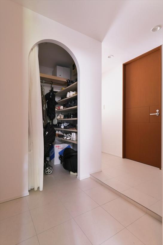 靴収納を撤去して、隣接していたWICをつなげてSICに。物理的なスペース拡大と機能性アップの両方を叶えています。