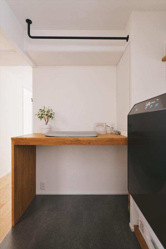 洗濯から部屋干し、アイロンがけ、たたむ作業までを一カ所で完結でき、移動の手間を減らした使い勝手のよい動線です。