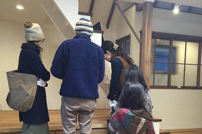 以前の見学会の様子。スタッフがご案内いたします。気になることがあればお気軽にご質問ください。