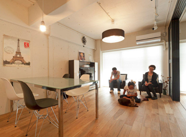 暮らしに合わなくなったマンションを家族と猫が楽しく暮らせる部屋にリノベーション。色や質感を慎重に選びながら、尖り過ぎないやさしさが漂うおしゃれな空間になりました。