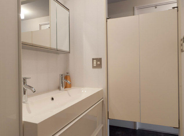 洗面所の入口は密封しないで回転扉で開放的なスペースにしました