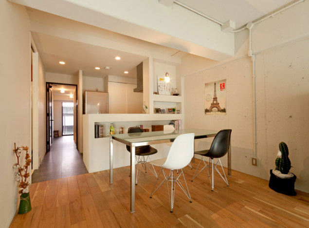 フロアの貼り分け、躯体コンクリート壁の活用、建具や家具の造作など、斬新なアイディアが詰まった、おしゃれでやさしい空気感のLDK