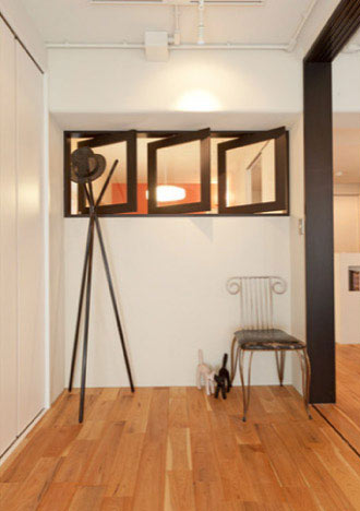 オープンな洋室と回転窓5枚の扉のための下部レールはわずか1本。美意識へのこだわりから検討を重ねて実現させた自信作