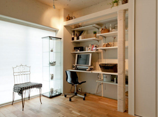 洋室内に柱を設け、ロープを巻きつけて猫が爪をといだり登ったりできるようにしました